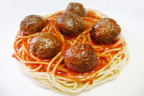 Spaguetti com  6 Porpetas e Molho ao sugo