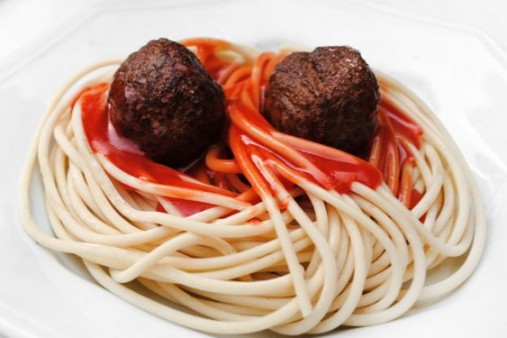 Spaghetti com 2 Porpetas e Molho ao Sugo